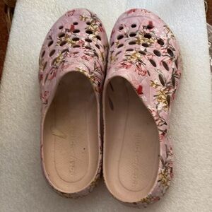 Pink flowers on Clogs by Easy Spirit Size 8